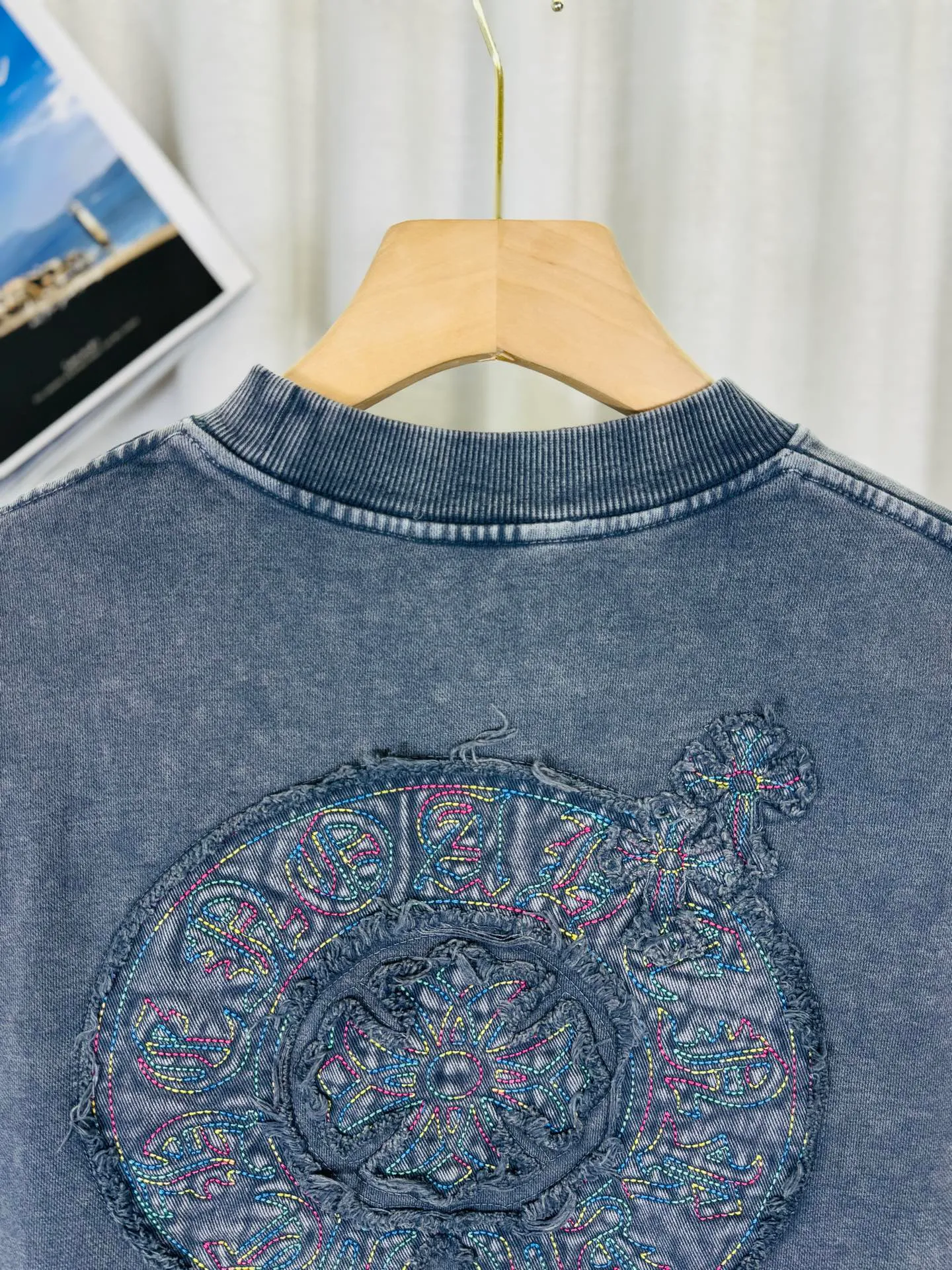 P270 top version, real shot without P, ​​different from market currency) 𝗖𝗵𝗿𝗼𝗺𝗲 𝗛𝗲𝗮𝗿𝘁𝘀/Cro Heart 2025 washed patch embroidery autumn and winter new original single counter American laser burnt 3D three-dimensional color embroidered couple casual sweatshirt 👑The highest version! Customized fabric 430g tripe terry fabric! American acid-washed and distressed original fabric laser burnt ✟appliqué embroidery and exquisite embroidery of letters! The best-selling model in the counter, very comfortable to wear. Accessories: original molded and authenticated collar label➕100% silk wash label. Genuine purchase-grade original hangtag➕matching hanging rope➕3D hanging beads➕original packaging bag. Craftsmanship: The original version has consistent wiring! The highest version of the armhole matching technique! Color: Gray Black Size: S M L XL Style No.: 9306